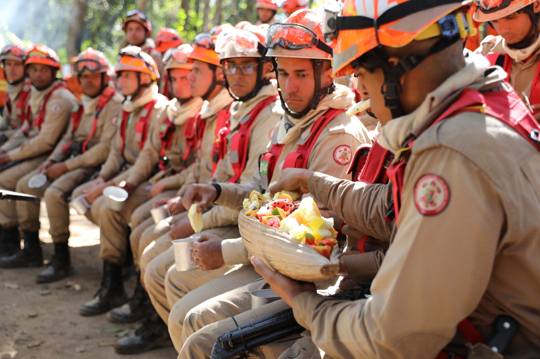 Firefighters from Mato Grosso take a meal break during outdoor training exercises.