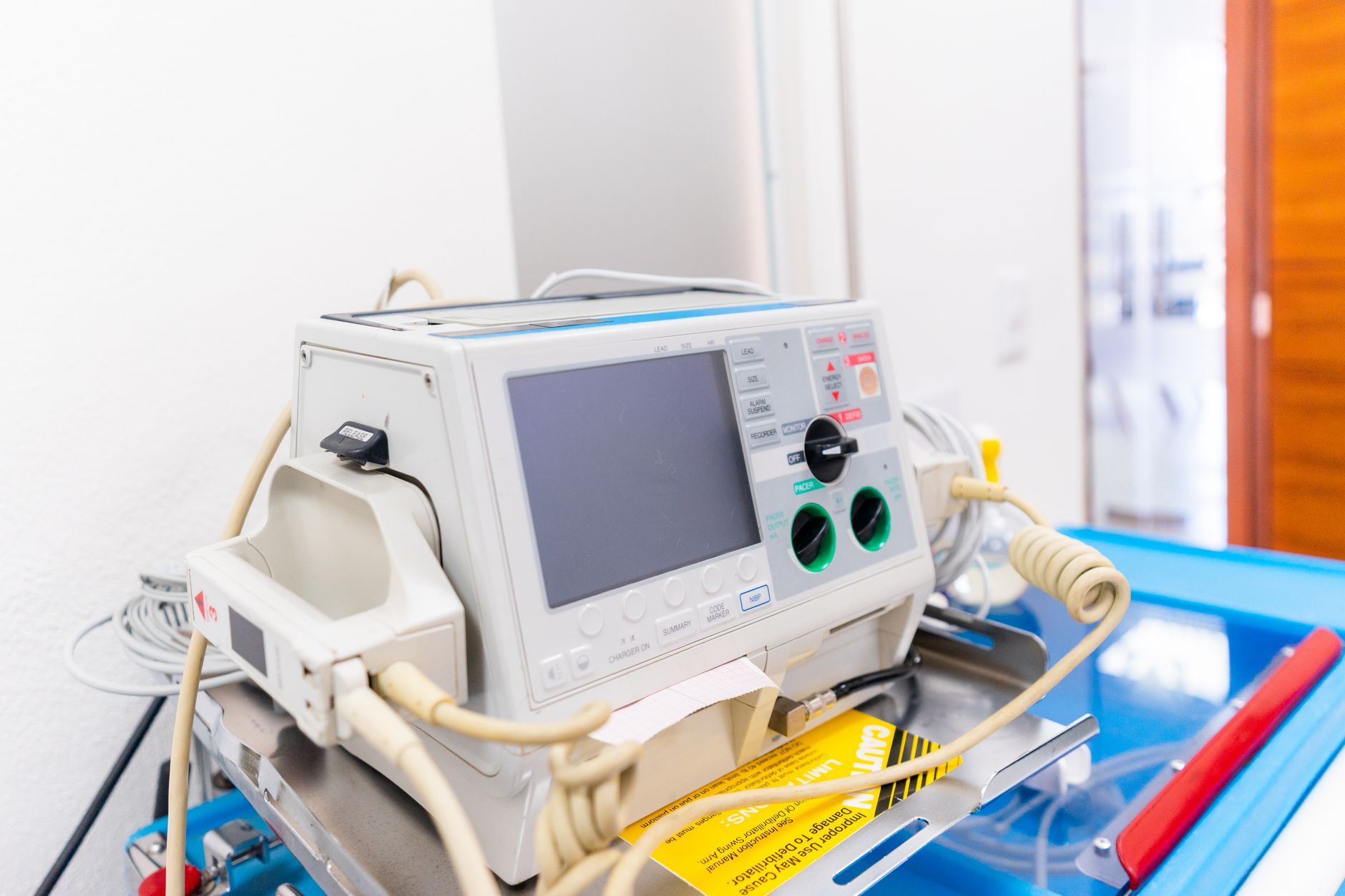 o-que-e-suporte-basico-de-vida-sbv High-resolution image of a modern defibrillator in a hospital environment.