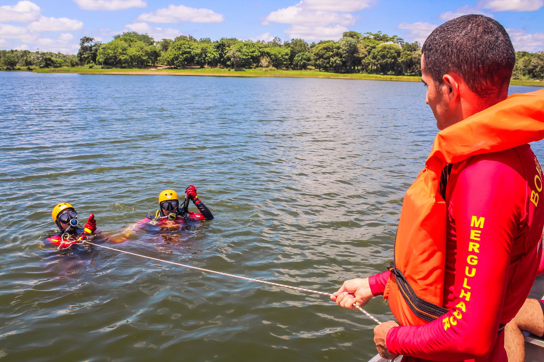 Rescue team training in water operations with divers in Mato Grosso, Brazil.