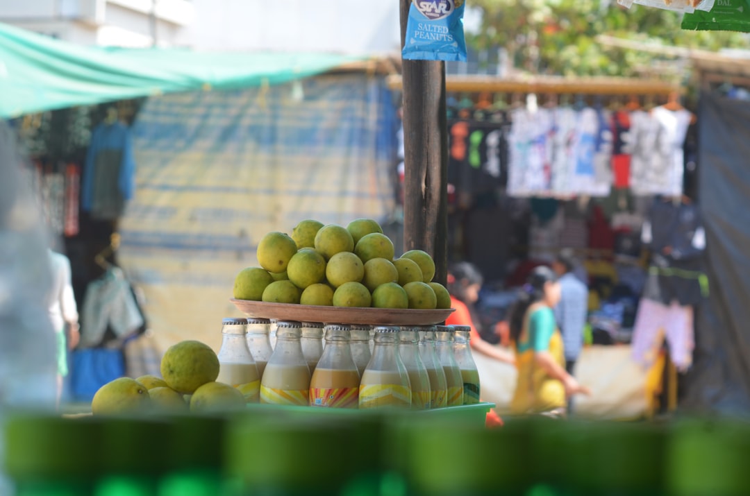 Limoes Frescos E Bebidas Engarrafadas Em Uma Barraca De Mercado MvJqqISCXHQ