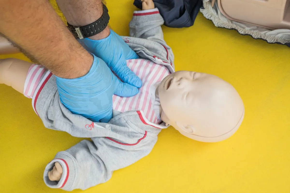 22Brasil Socorristas | Como fazer a manobra de heimlich em bebês? Como fazer a manobra de heimlich em bebês?