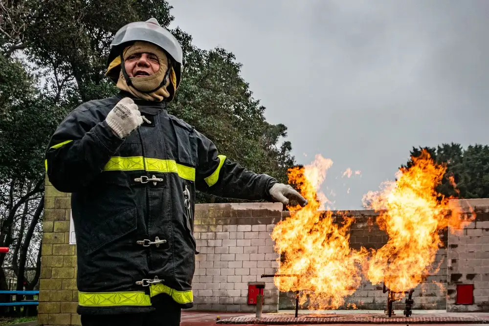 Quem pode ministrar curso de bombeiro civil?